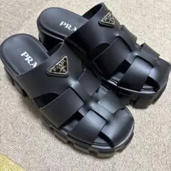 プラダ モノリス ラバー ミュール
