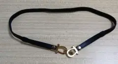 シンプルな黒のベルト 金色の金具付き