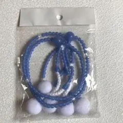 青と白のボール付きヘアゴム