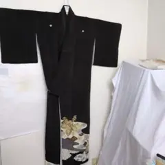 KD34. 正絹 黒留袖 花柄刺繍　比翼付　中古