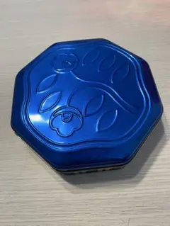 青い八角形の金属缶(資生堂パーラー花椿)