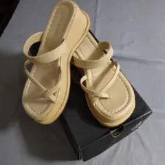 ベージュ フラットサンダル
