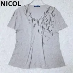 ニコル　半袖トップス　Tシャツ　カットソー プリント　羽　英字　Vネック