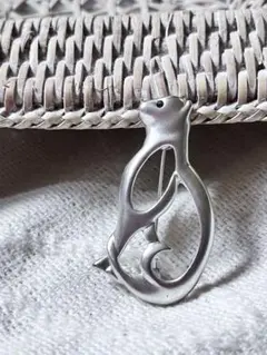 碧眼の猫のブローチ