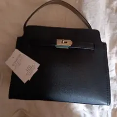 黒いレザーハンドバッグ