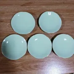 淡い緑色の皿5枚セット