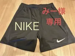 Nike 黒 ハーフパンツ ロゴ付き　女性にもおすすめ