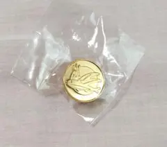 金色の魚デザイン ピンバッチ