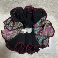 シュシュ　黒ジョーゼット とピンク模様のクワトロ✖️ワイン　縁かがり❣️