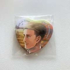 進撃の巨人　エルヴィン　ハート型缶バッジ