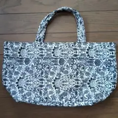 花・草模様　白・黒　トートバック