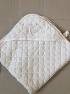 西松屋　おくるみ　くま刺繍　ホワイトキルティングブランケット