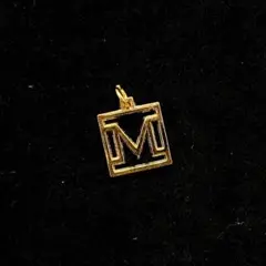 182遺品整理品　ペンダントトップ　Mイニシャルネックレス　ゴールド？　金？