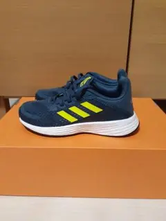 【激安】新品 adidas スニーカー！