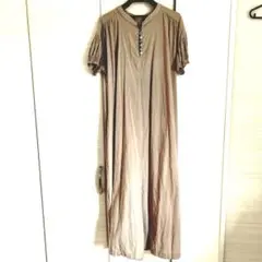 ベージュ ボタン付きVネック 半袖ワンピース