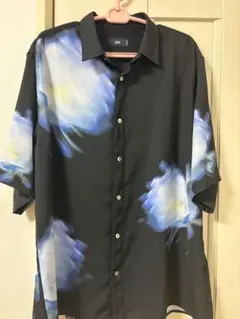 HARE 半袖シャツ 黒地 青い花プリント M