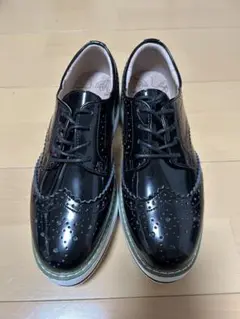 黒エナメルウィングチップ厚底靴　23cm