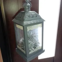 グレーの金属製ランタン型インテリア装飾