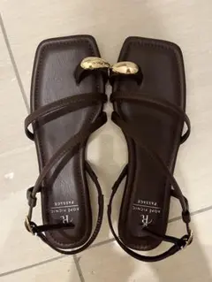 ロペピクニック ブラウン ストラップサンダル ゴールドバックル