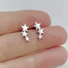 ステンレス　トリプルスター　シルバー　スタッド　ピアス　可愛い　小ぶり　3連　星