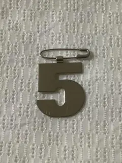 ５　のブローチ
