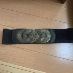 値下げしました！黒い伸縮性ベルト 金色バックル付き
