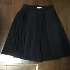 アナトリエの黒の膝丈スカート