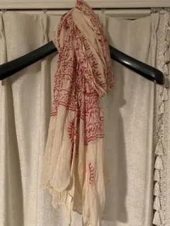 クリーム色の刺繍ストール