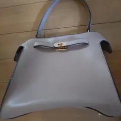 ライトグレー ハンドバッグ フラップ式