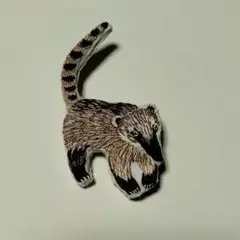動物ブローチ　アカハナグマ