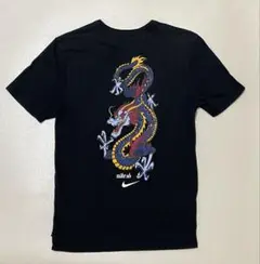 Mサイズ　NIKE SB バックプリント　ドラゴン 炎ロゴプリント Tシャツ