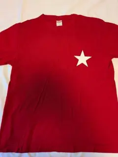 赤い星プリントTシャツ