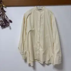 emmi クリーム色 長袖シャツ