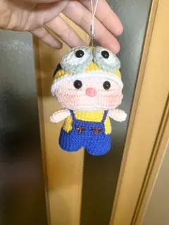 豚のあみぐるみキーホルダー付き。