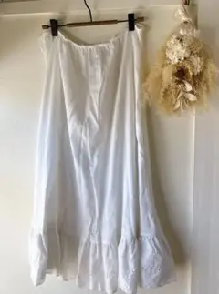 ホワイト フレアスカート 刺繍入り