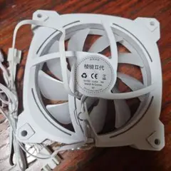 120mmホワイトファン、3W電力、静音設計。