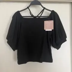 ブラック オフショルダー トップス