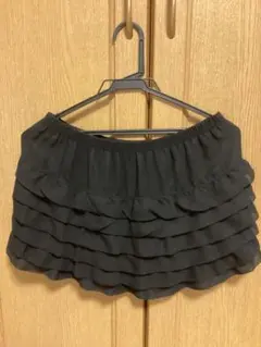 黒いフリルミニスカート