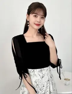 黒いスクエアネックトップス