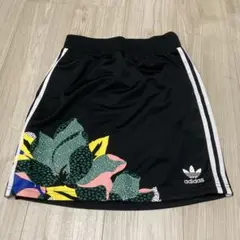adidas スカート