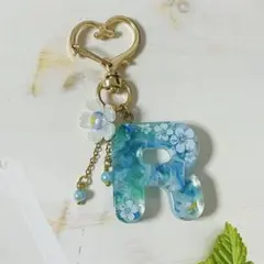 R301 イニシャル　キーホルダー　レジン　 ハンドメイド　名入れ　ラッピング可