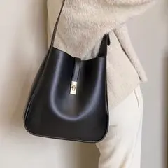 IRADOWL ゴールドバックル台形トートバッグ