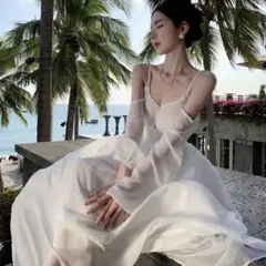 白ロングワンピース　シンプル　夏レジャーにピッタリ