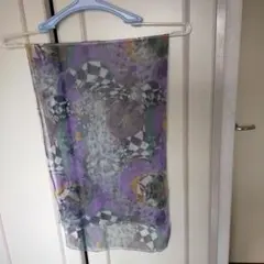 紫系の柄のあるストール
