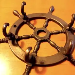 舵輪デザインの金属製ウォールフック