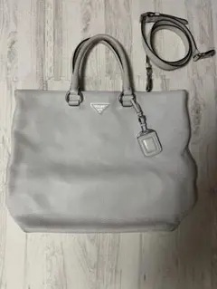 プラダ おしゃれなレザートートバッグ