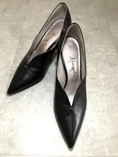 【極美品】銀座かねまつ 21.5 Vカットポインテッドトゥパンプス 黒