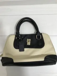 ベージュと黒のハンドバッグ