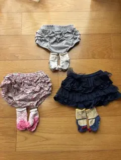 【美品】フリル付きスカート・おむつカバー　靴下　3セット