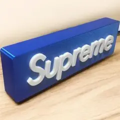 シュプリーム | Supremeのロゴデザインの立体的なランプシェード